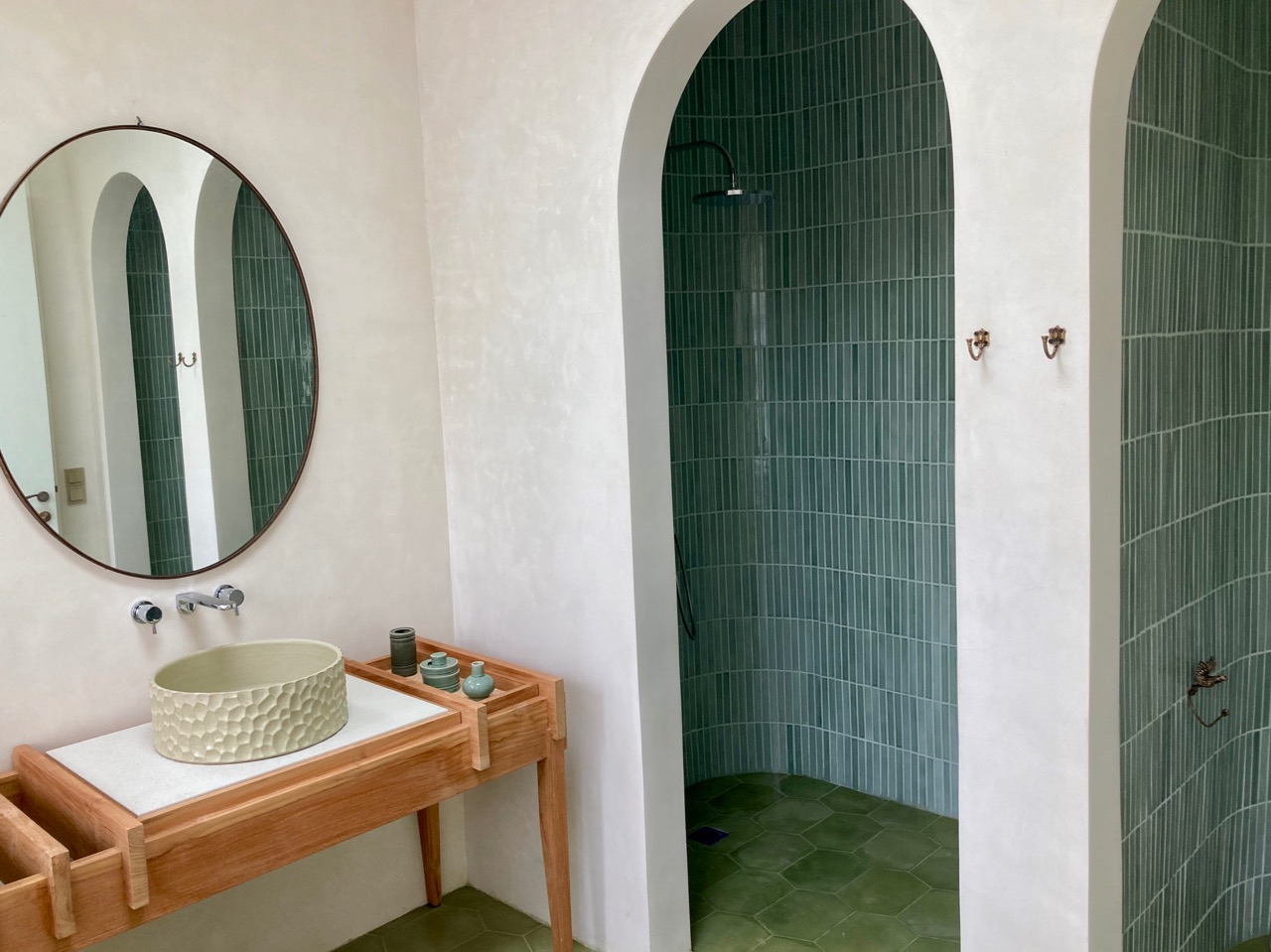 Arched shower with green tiles