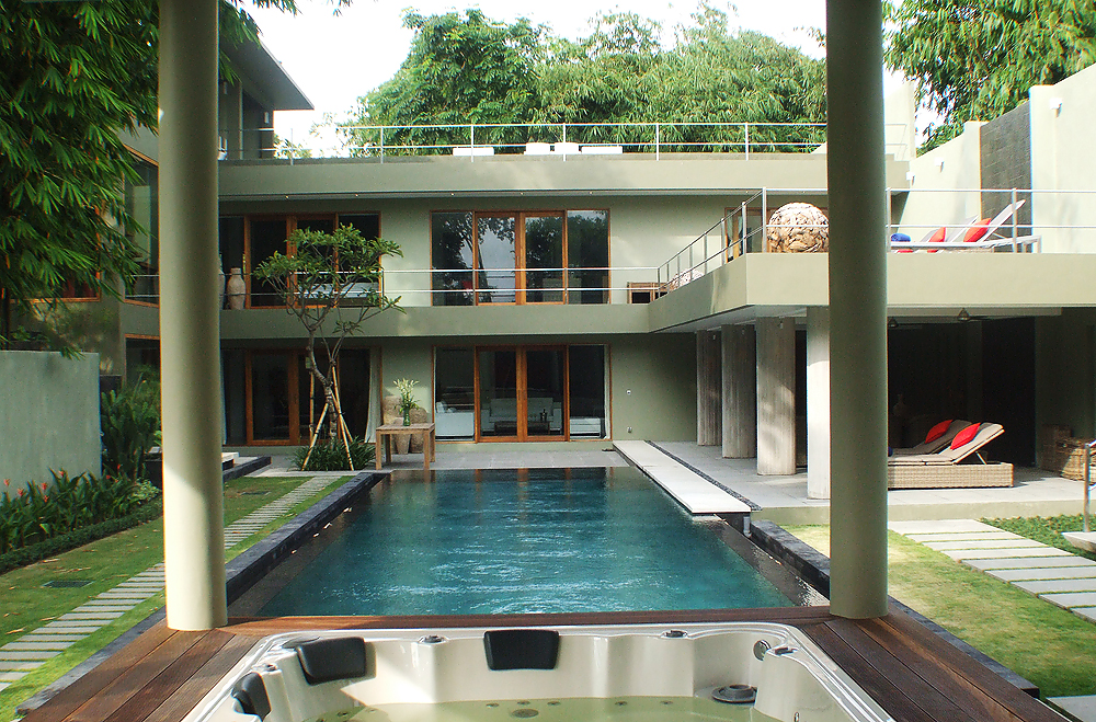 Lap pool between two wings of a modern villa with roof terrace